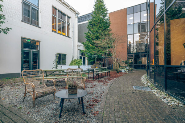 Binnentuin met voldoende zitplek